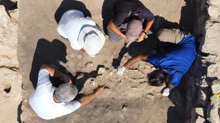 35 yıl sonra ilk kez bulundu Bilezik ve hediyelerle gömülmüş çocuk mezarı bulundu