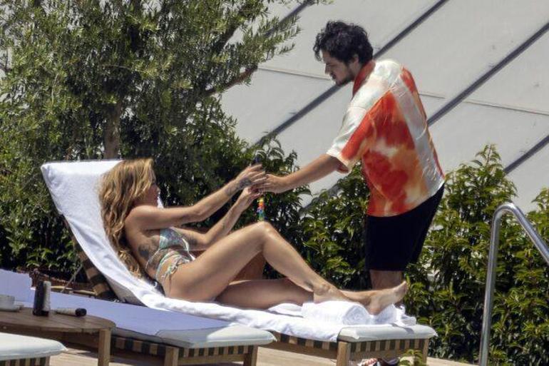 Rita Ora, İspanya tatilinde havuz başında görüntülendi
