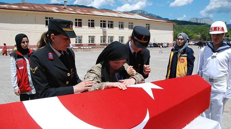 Şehit eşini Bizim ne güzel hayallerimiz vardı diyerek uğurladı