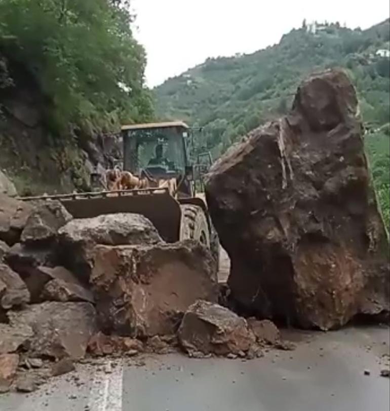 Trabzonda heyelan; düşen dev kaya parçaları karayolunu kapattı