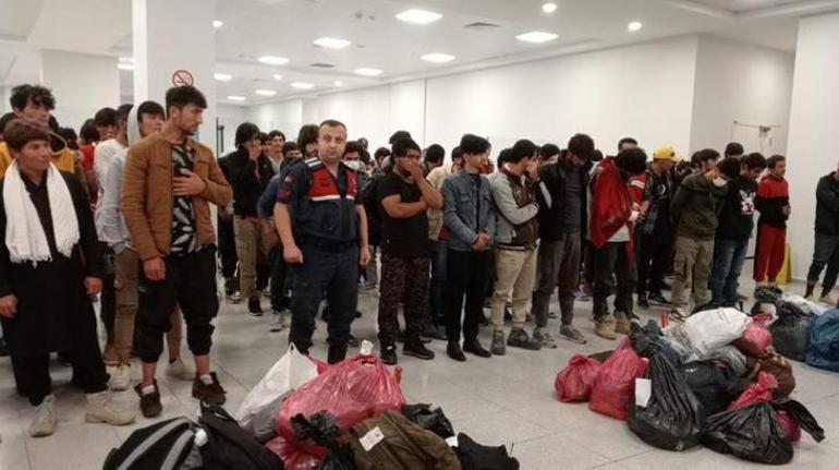 Yabancı uyruklu 131 kaçak göçmen sınır dışı edildi