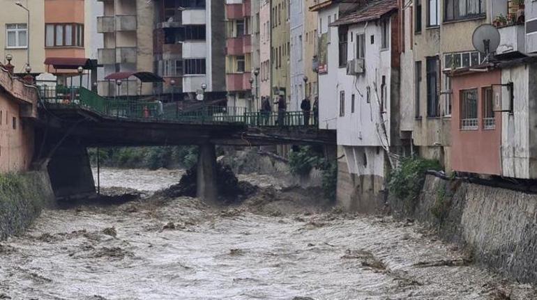 Yağmur sonrası ilçede heyelanlar meydana geldi