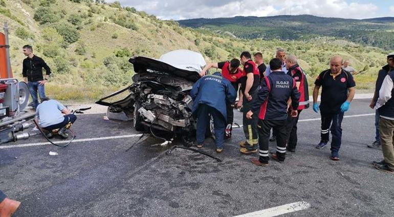İki otomobil kafa kafaya çarpıştı 2 kişi hayatını kaybetti