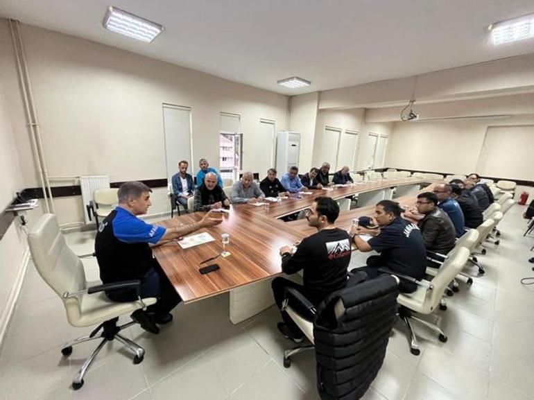 Karabük Valisi Gürel gece yarısını işaret edip uyardı