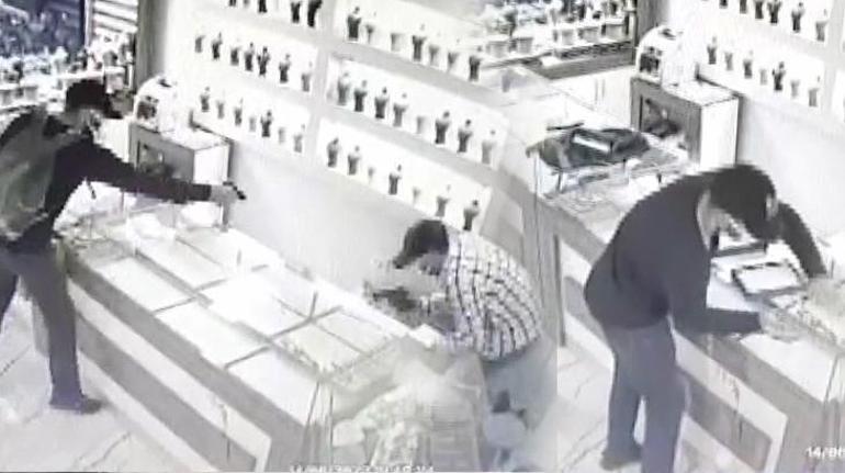 Kuyumcu soygununda dehşet Bacaklarından vurup, altınlarla kaçtılar