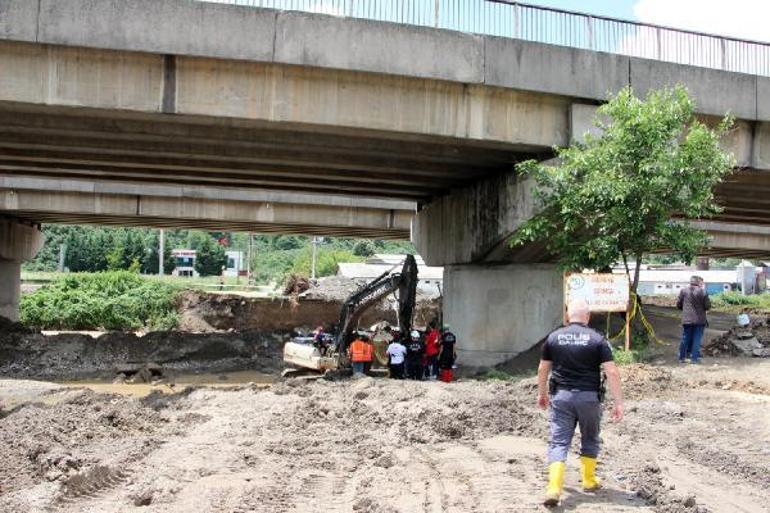 Selde kaybolan iş makinesi operatörünü 105 kişilik ekip arıyor