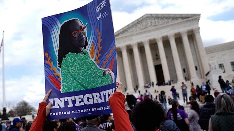 ABDde bir ilk Yüksek Mahkemesinin yeni siyahi kadın yargıcı yemin etti