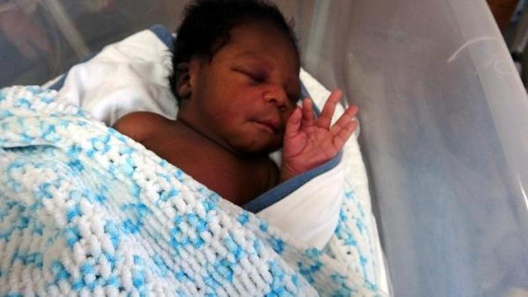 Lastik botta doğum yapan Kamerunlu kadın o anları anlattı