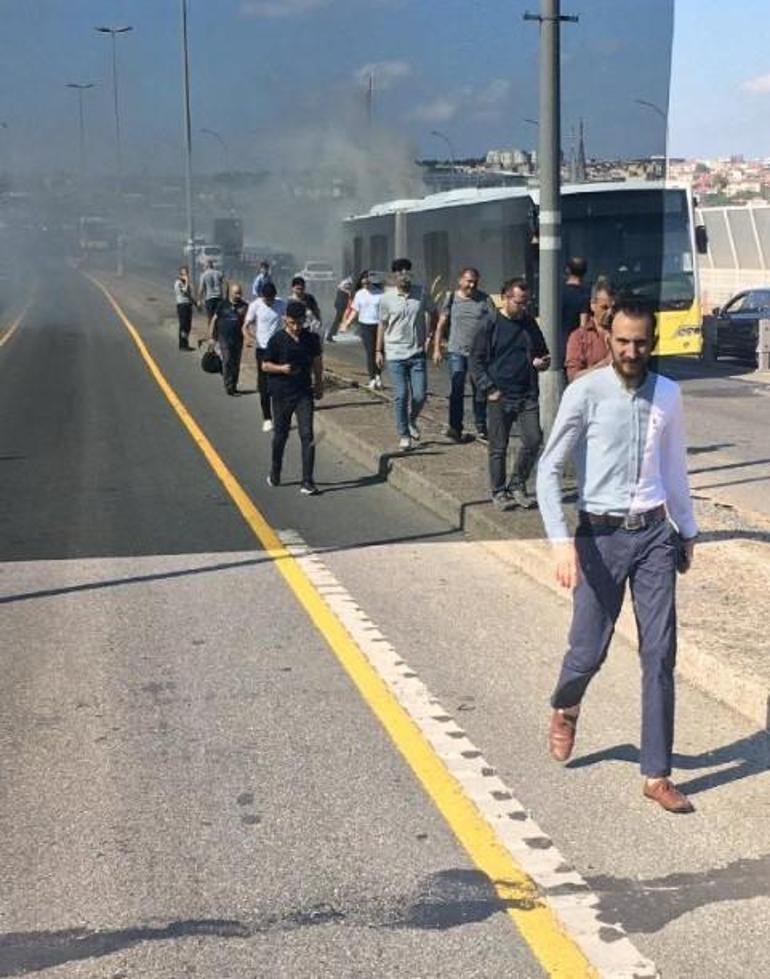 Haliçte metrobüste yangın Yolcular tahliye edildi