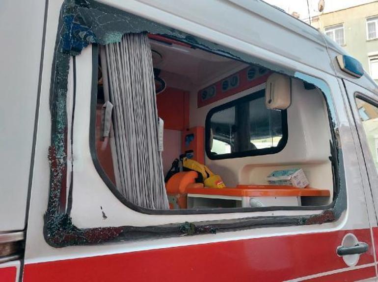 Sağlık ekibine kaldırım taşlı saldırı kamerada