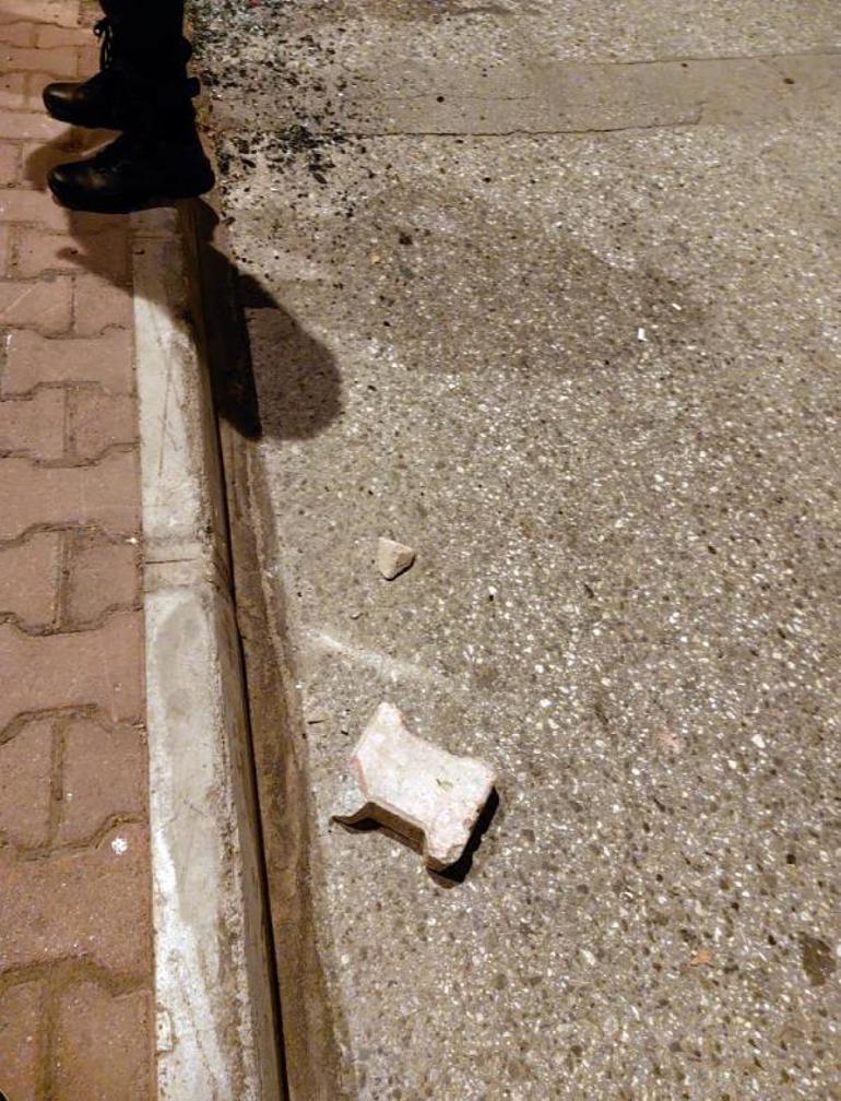 Sağlık ekibine kaldırım taşlı saldırı kamerada