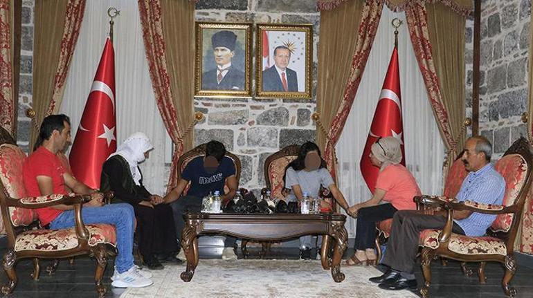 Diyarbakırdaki evlat nöbetinde 2 aile daha çocuklarına kavuştu