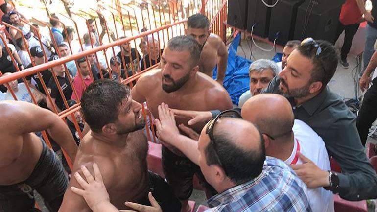 Kırkpınarda gerginlik Başpehlivan Şaban Yılmazı polis sakinleştirdi