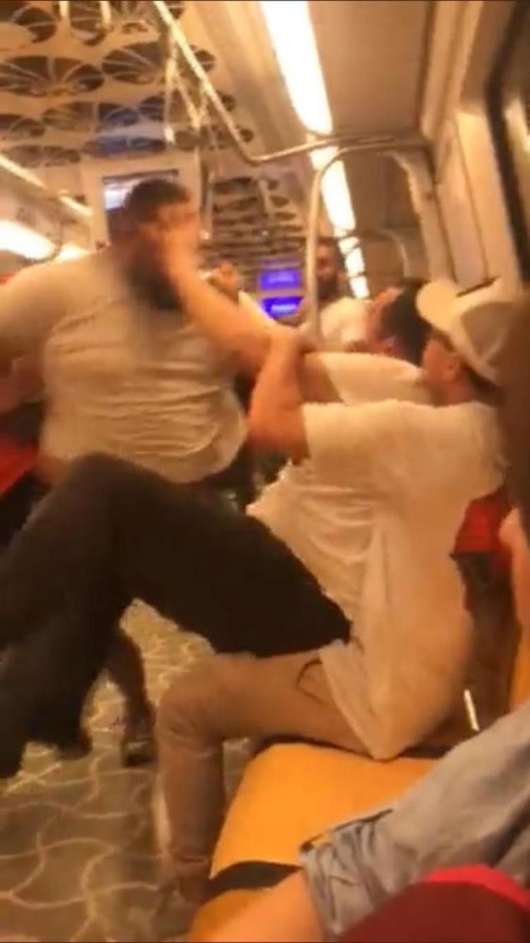 Kadıköy metroda kavga Yolcular araya girdi