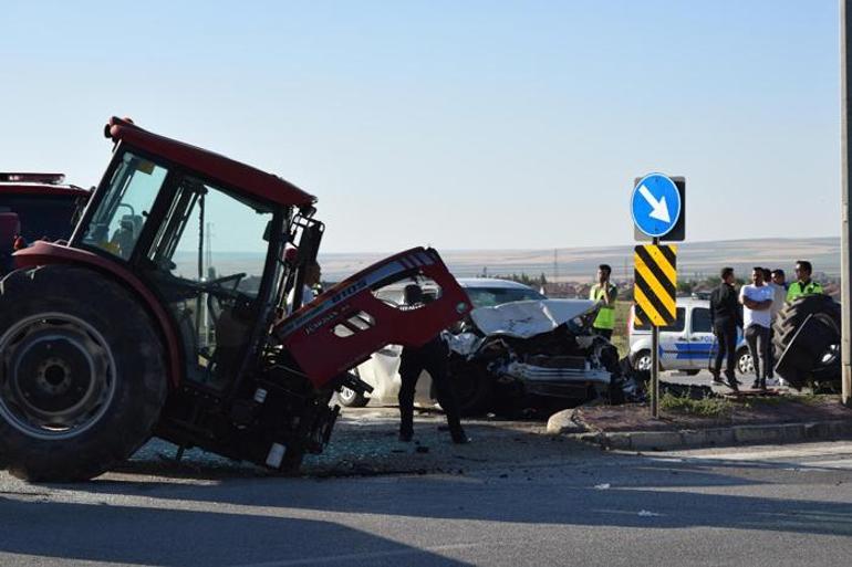 Ortalık savaş alanına döndü Otomobilin çarptığı traktör iki parçaya bölündü