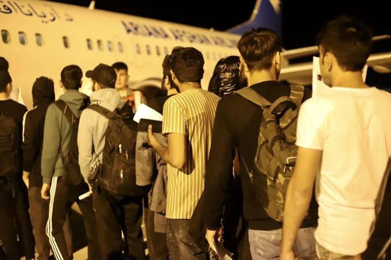 Ağrıda sınır dışı edilen 273 Afgan göçmen uçakla ülkelerine gönderildi