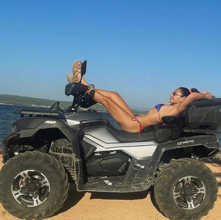 Selin Yeninciden ATV üzerinde bikinili poz