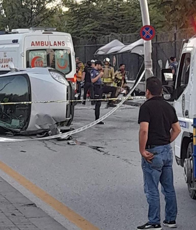 Ankara’da otomobil otobüs durağına daldı: Yaralılar var
