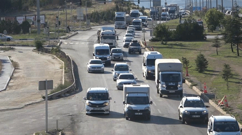 Tatil yolculuğu başladı: 43 ilin geçiş noktasında trafik yoğunluğu