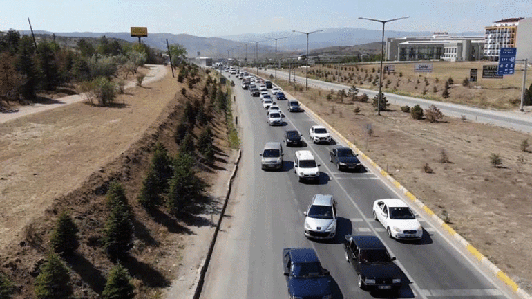 Tatil yolculuğu başladı: 43 ilin geçiş noktasında trafik yoğunluğu
