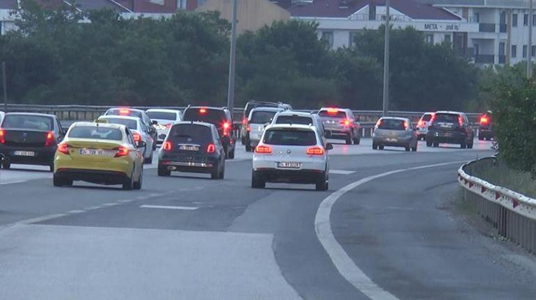 Sabahın ilk saatlerinde yola çıktılar İstanbul’da bayram trafiği başladı
