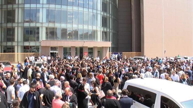 Avukatlar öldürülen meslektaşları için Bakırköy Adalet Sarayı önünde toplandı