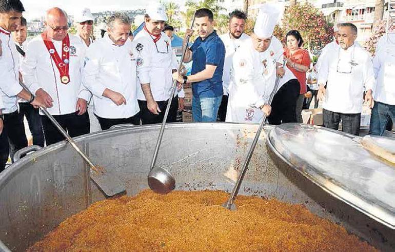 Kuşadası’nda hayat sokakta çok güzeldi