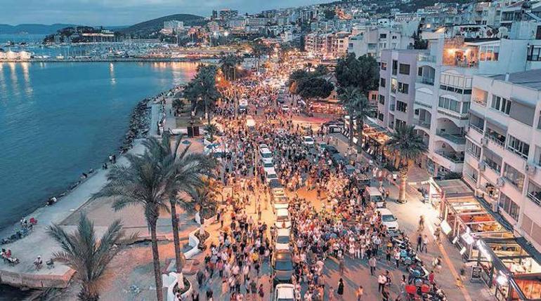 Kuşadası’nda hayat sokakta çok güzeldi