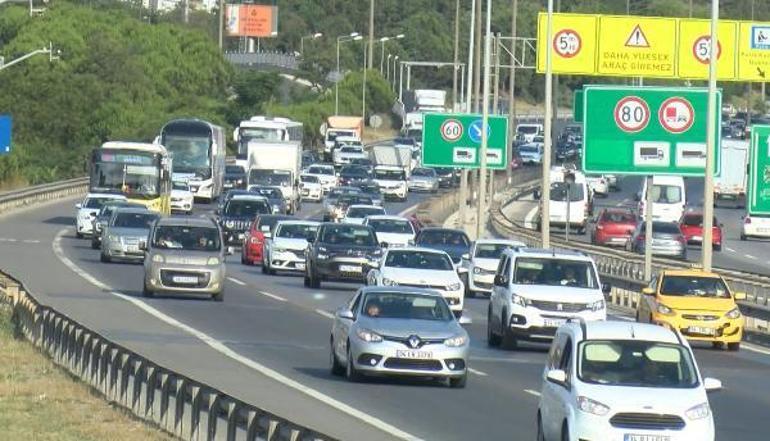 Tatilciler yolda Muğlada 5 kilometrelik araç kuyruğu