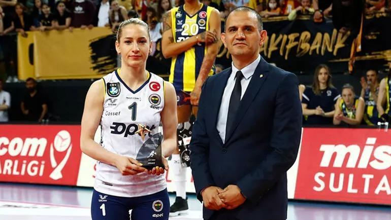 Fenerbahçeli Gizem Örgeden Enis Arıkan ile poz