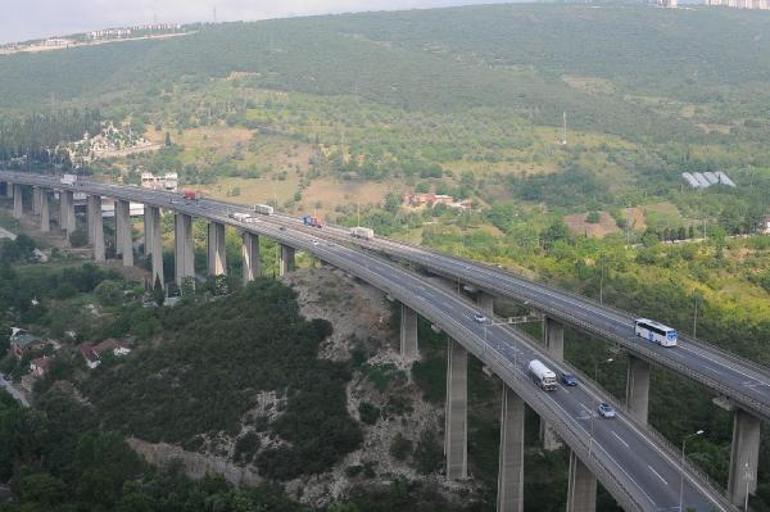 Tatilciler yolda Muğlada 5 kilometrelik araç kuyruğu