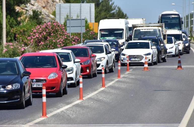 Tatilciler yolda Muğlada 5 kilometrelik araç kuyruğu