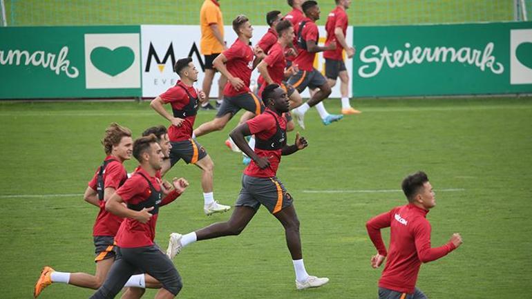 Galatasarayda futbolculardan Müslüm Gürses keyfi