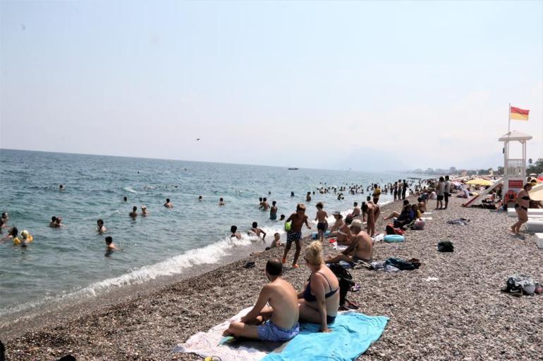 Antalya sahillerinde bayram yoğunluğu