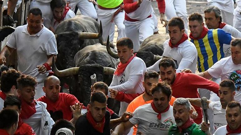 İspanyada San Fermin Festivalinde can pazarı Bir anda kalabağın içine daldı... Yaralılar var