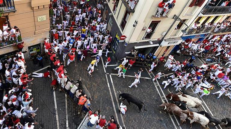 İspanyada San Fermin Festivalinde can pazarı Bir anda kalabağın içine daldı... Yaralılar var