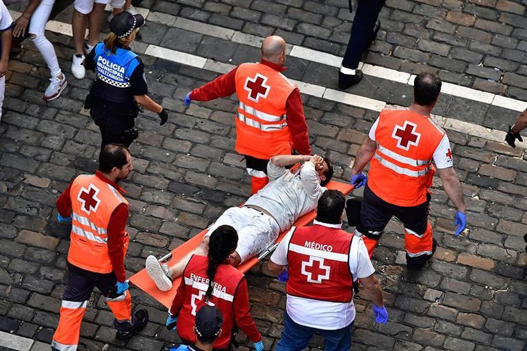 İspanyada San Fermin Festivalinde can pazarı Bir anda kalabağın içine daldı... Yaralılar var