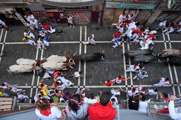 İspanyada San Fermin Festivalinde can pazarı Bir anda kalabağın içine daldı... Yaralılar var