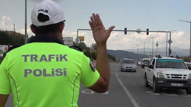 Tatilin ikinci gününde de 43 ilin geçiş güzergahında trafik yoğunluğu