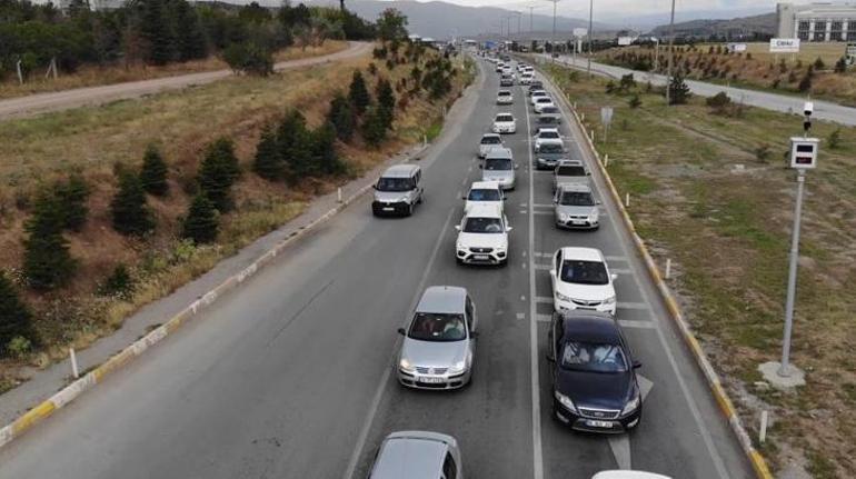 Tatilin ikinci gününde de 43 ilin geçiş güzergahında trafik yoğunluğu