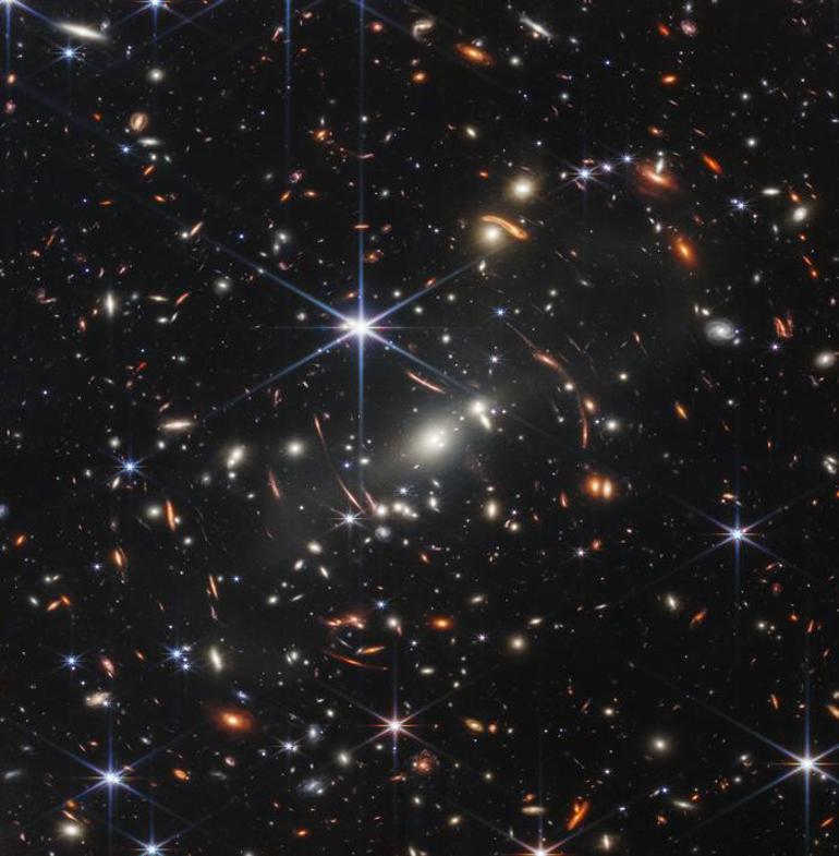 NASA merakla beklenen fotoğrafı paylaştı Evrenin en derin görüntüsü