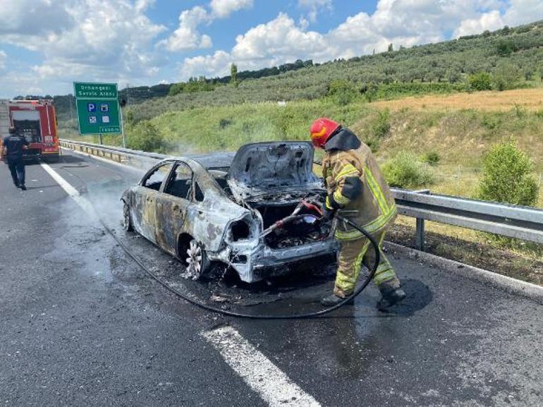 5 kişilik aile, alevler içinde kalan otomobilden son anda kurtuldu