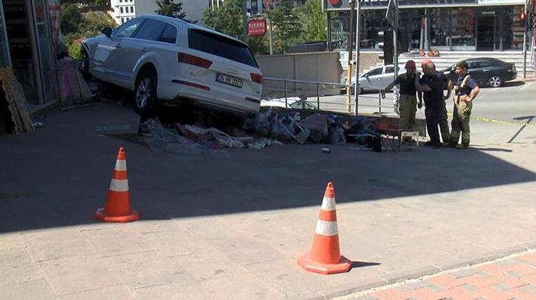 İstanbulda feci ölüm Kaldırıma çıktı, aracıyla iki kadını ezdi