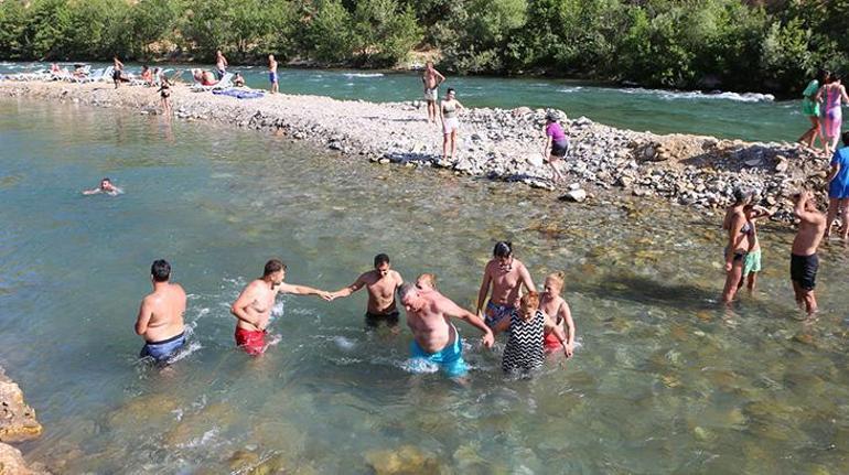 Tunceli’de sıcaklık 40 dereceyi buldu Halk Munzur ve Pülümür çaylarında serinledi