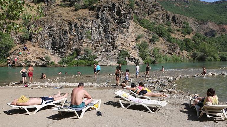 Tunceli’de sıcaklık 40 dereceyi buldu Halk Munzur ve Pülümür çaylarında serinledi