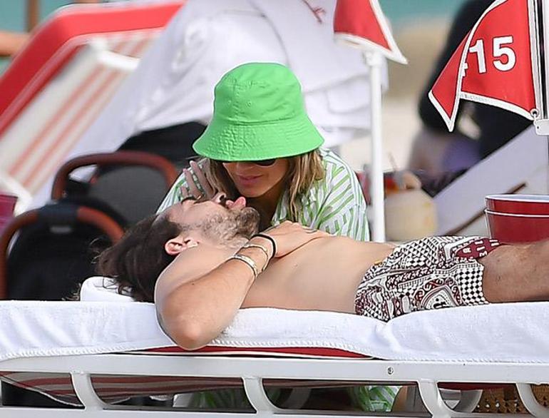 Heidi Klum 17 yaş küçük eşiyle plajda romantik anlar yaşadı