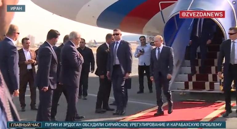 Putinin kırmızı halıda şok görüntüsü Uçaktan indiği gibi...