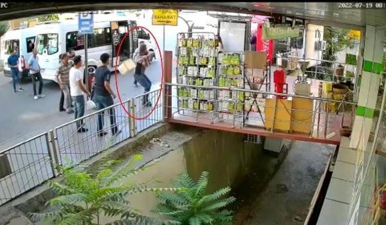 Kavga eden sürücüler ayırmaya çalışan temizlik görevlisinin kürek ve süpürgesini de kullandı