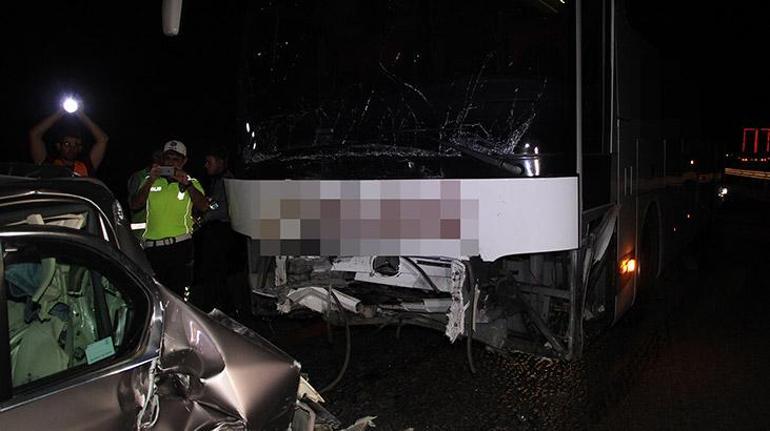 Yolcu otobüsü ve 2 otomobilin karıştığı trafik kazasında 4 kişi yaralandı