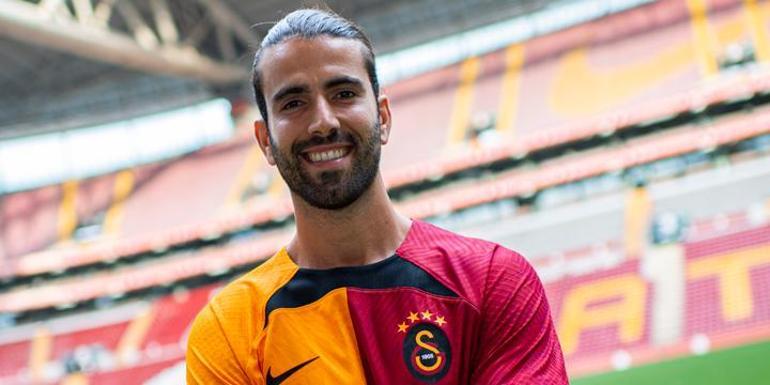 Galatasaraydan forvet transferi için yıldız golcüye sürpriz teklif Okan Buruk açıklamıştı